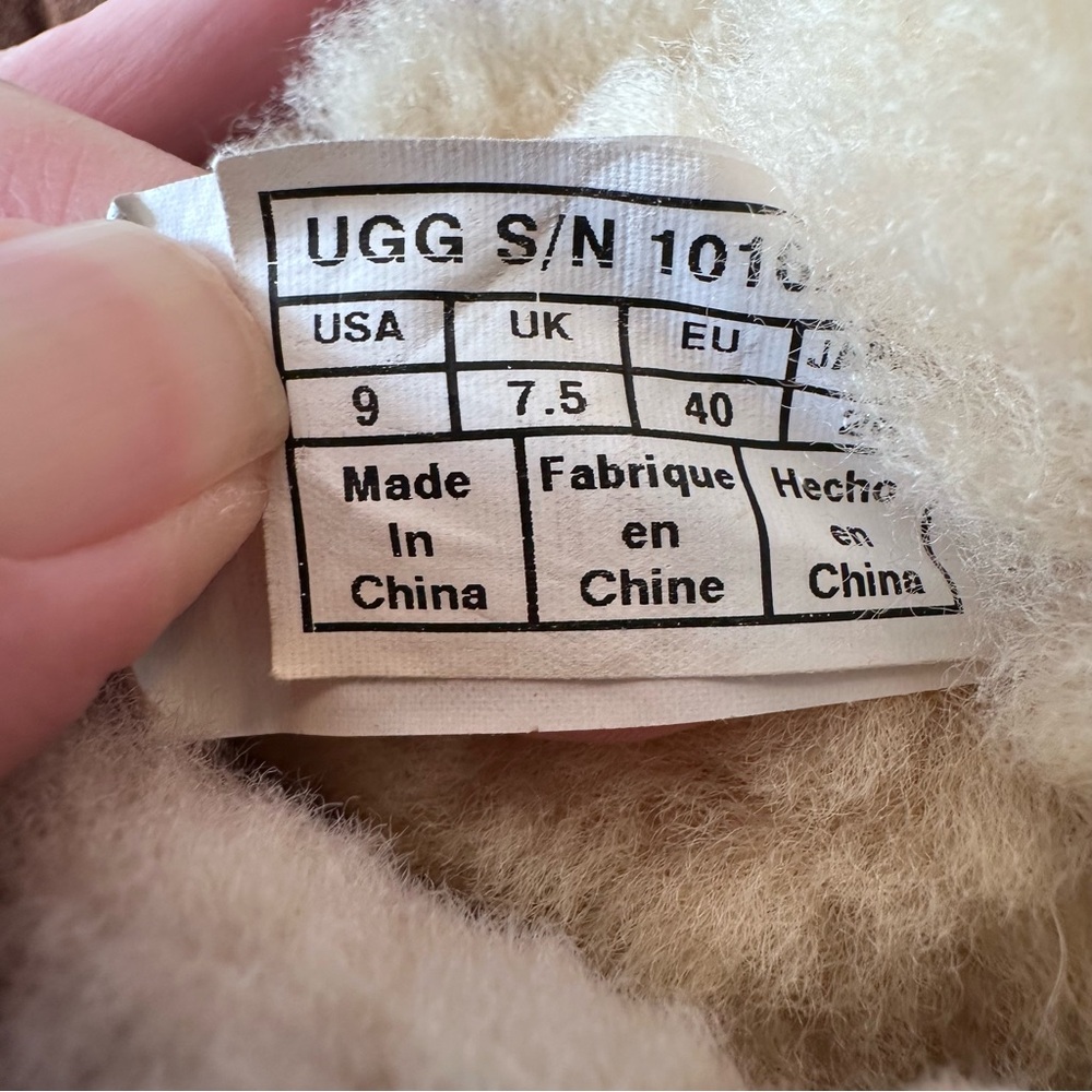 UGG Women's Classic Short II Tan Size 9 - Picture 7 of 7